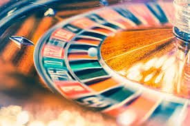 Antarmuka aplikasi kasino mobile slot12 menampilkan pasar olahraga dan permainan slot