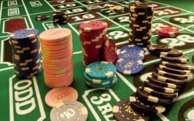 Tampilan permainan slot dan dealer langsung di platform slot12